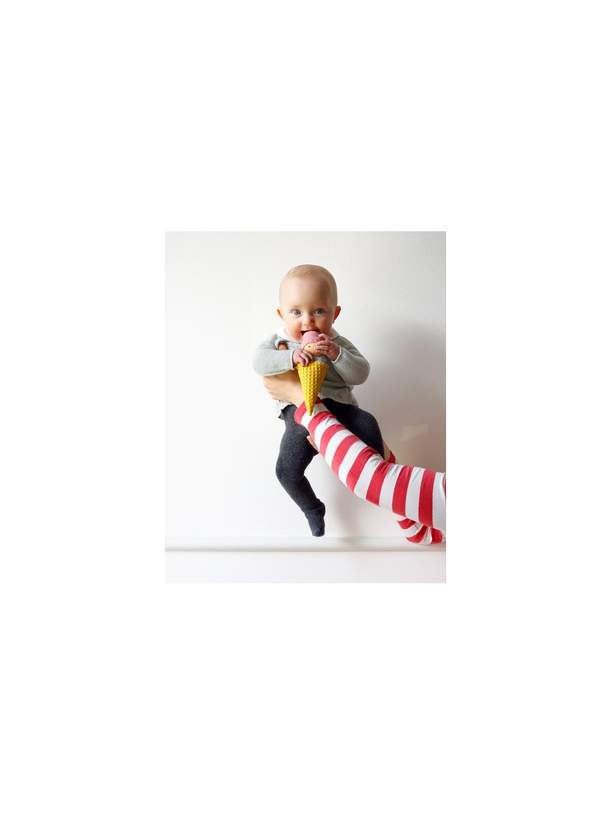 Nanchen Natur - Bio Baby Rassel "Eichenbaby im Rindenbett" 16cm