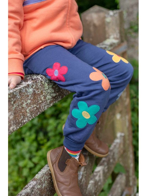 frugi - Bio Kinder Sweathose "Perrin Parsnip" mit Blumen-Applikationen